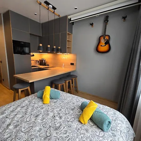 Near Airport, Free Parking *