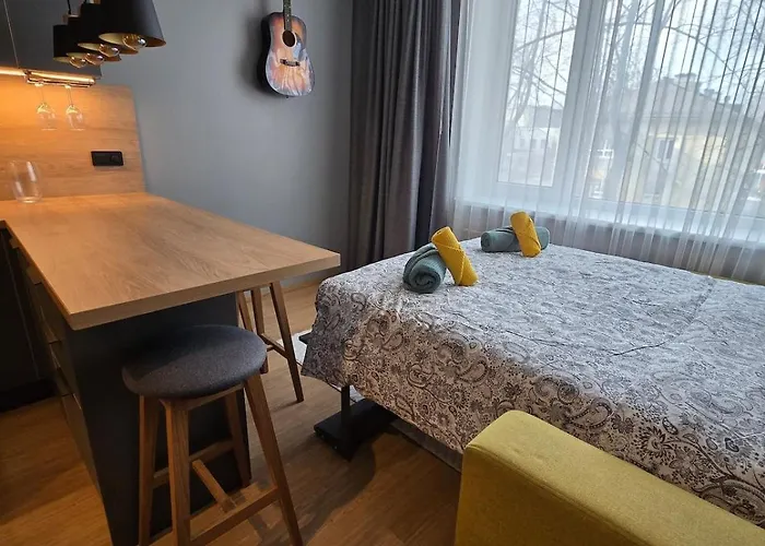 Near Airport, Free Parking Apartment