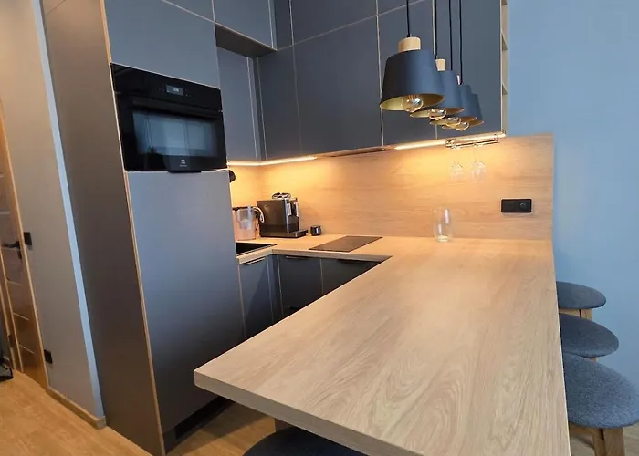 Near Airport, Free Parking *