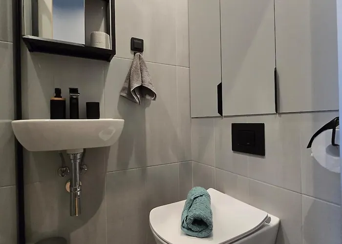 Near Airport, Free Parking Apartment *