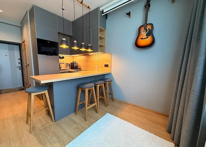 Near Airport, Free Parking *