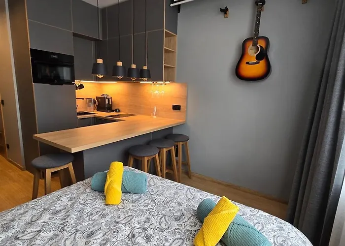 Near Airport, Free Parking *